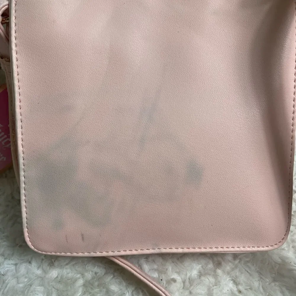 Juicy Couture pink and gold synthetic leather crossbody bag.